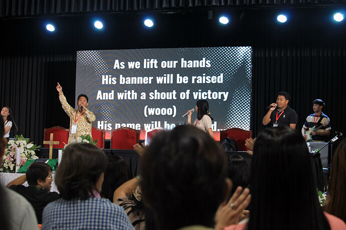 Une équipe de louange et d'adoration dirige les chants lors du rassemblement de la Conférence Centrale des Philippines, qui s'est tenu du 18 au 22 novembre à Cabanatuan City. L'équipe a dirigé les chants de la conférence avant le culte du matin chaque jour. Photo par Gladys P. Mangiduyos, UM News.