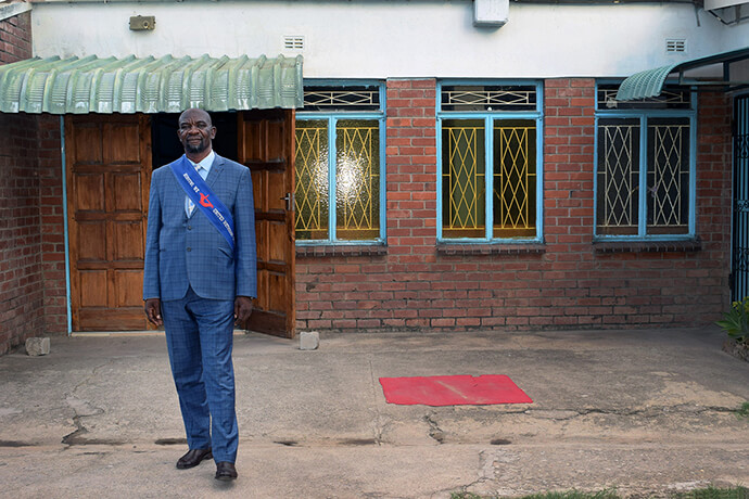 Le révérend Norest Munetsi Nyakudanga devant l'Église Méthodiste Unie de Seke South à Chitungwiza, au Zimbabwe. Il est décédé le 22 octobre alors qu'il prêchait à l'Église Méthodiste Unie de Chisipiti à Harare. 2021 photo d'archive par Eveline Chikwanah, UM News.