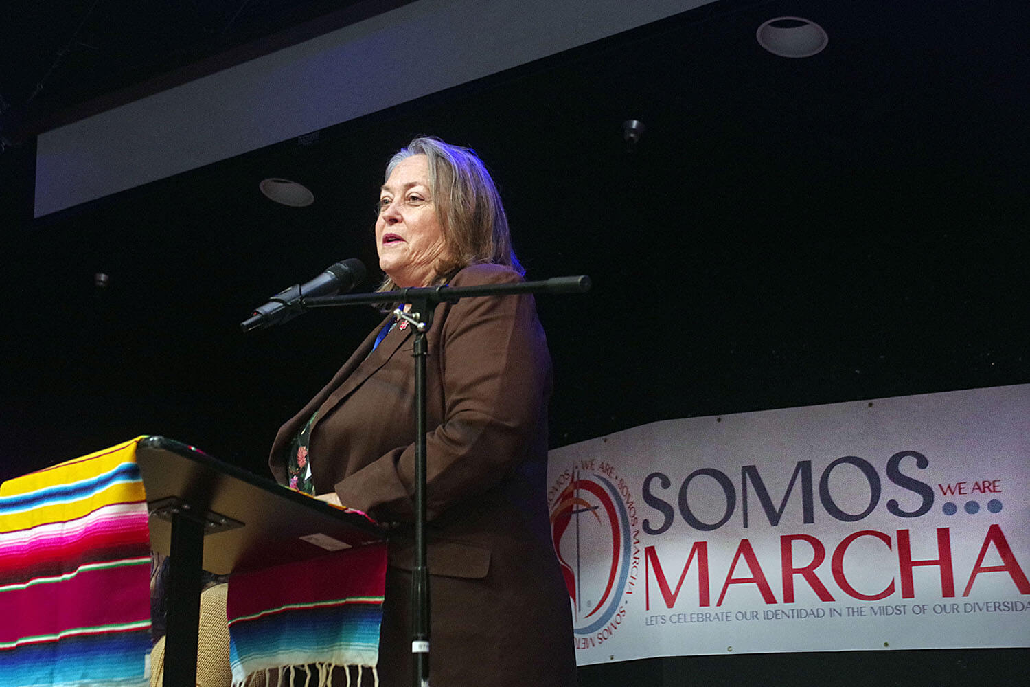 La Obispa Dottie Escobedo-Frank, líder episcopal de la Conferencia Anual de California-Pacífico, dirige su salutación a la asamblea de MARCHA 2024 en su carácter de conferencia anfitriona del evento. 