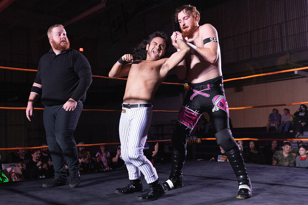 Rolando Perez (centro) faz caretas durante uma luta de wrestling com Jamesen Shook durante um evento da New South Pro Wrestling em 2 de novembro no Priceville (Ala.) Event Center. Foto de Mike DuBose, Notícias MU. 