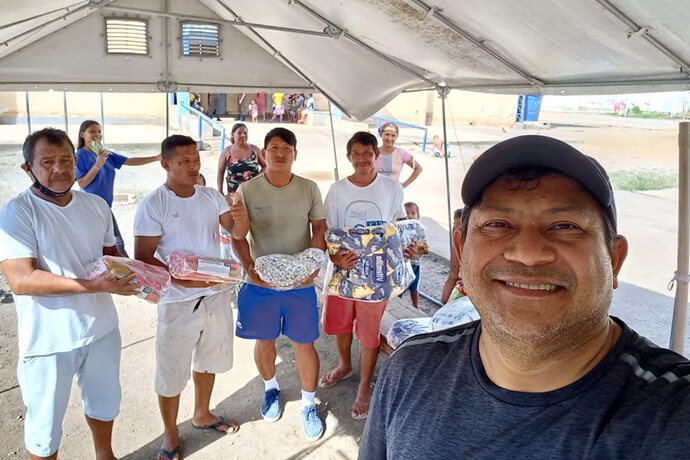 Pastor Augusto Cadias em ação com Imigrantes na cidade de Boa Vista. Foto cedida pelo pastor Augusto Cardias, publicada originalmente no site oficial da Igreja Metodista Brasileira.
