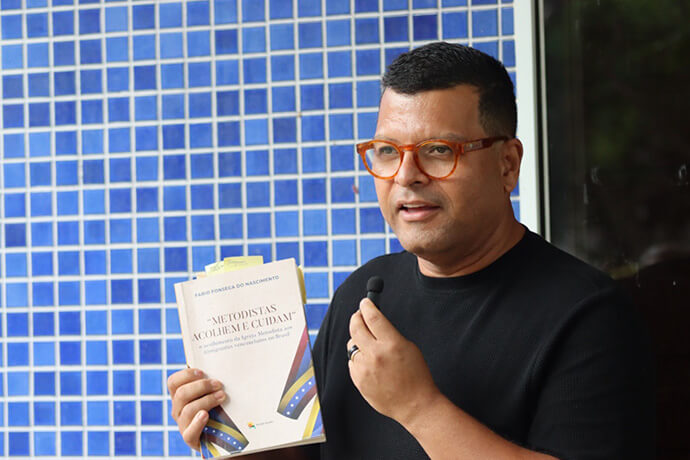 Fábio Fonseca concede entrevista para equipe de comunicação da Universidade Metodista de São Paulo, durante evento de divulgação do livro “Metodistas Acolhem e Cuidam”, no dia 22 de novembro, nas dependências da Universidade. Foto de Sara de Paula para Notícias MU.