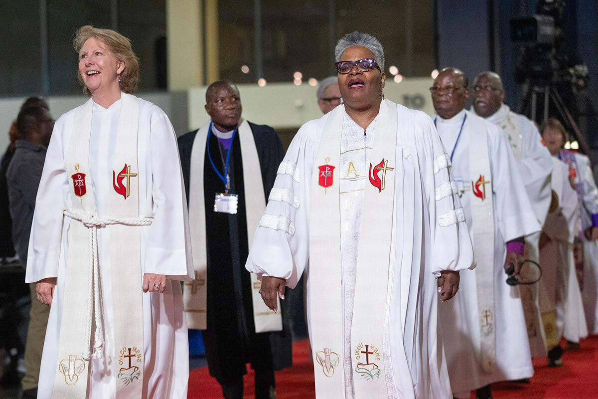 Uma procissão de bispos metodistas unidos lidera o culto de abertura na Conferência Geral Metodista Unida de 2024 em Charlotte, NC. A pedido dos bispos, o conselho do Conselho Geral de Finanças e Administração aprovou um plano de gastos para 2025 que não inclui aumentos para os líderes episcopais. Foto de Mike DuBose, Notícias MU.