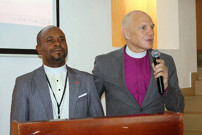 O bispo John Schol (à direita), bispo líder da Área Episcopal da Nigéria, fala após o Rev. Ande Emmanuel ser eleito bispo na primeira votação durante a reunião da Conferência Central da África Ocidental da Igreja Metodista Unida em Accra, Gana, em 7 de dezembro. Schol e Emmanuel emitiram uma declaração conjunta pedindo paz e justiça após três membros da igreja terem sido mortos em 15 de dezembro na Nigéria rural. Foto de Eveline Chikwanah, Notícias MU. 