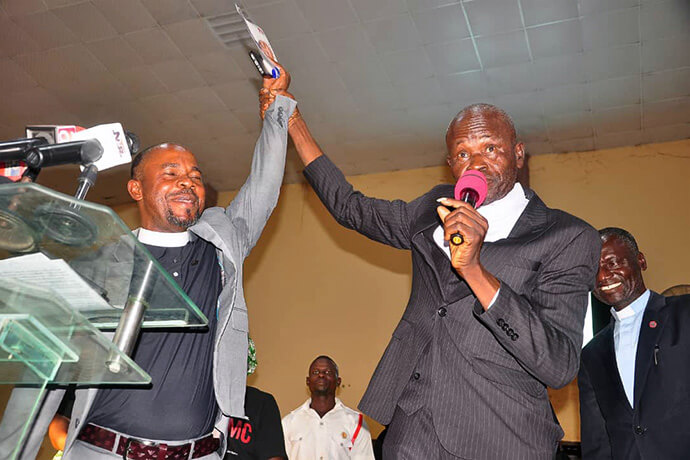 O bispo Ande I. Emmanuel é apresentado durante um culto celebrando sua eleição episcopal em Jalingo, Nigéria. Eleito bispo a 7 de dezembro durante a Conferência Central da África Ocidental em Gana. Emmanuel está trabalhando para unir os Metodistas Unidos em toda a Nigéria, que agora tem cinco conferências anuais, incluindo a nova Conferência do Sul. Foto de Ibrahim Babangida, UM News.