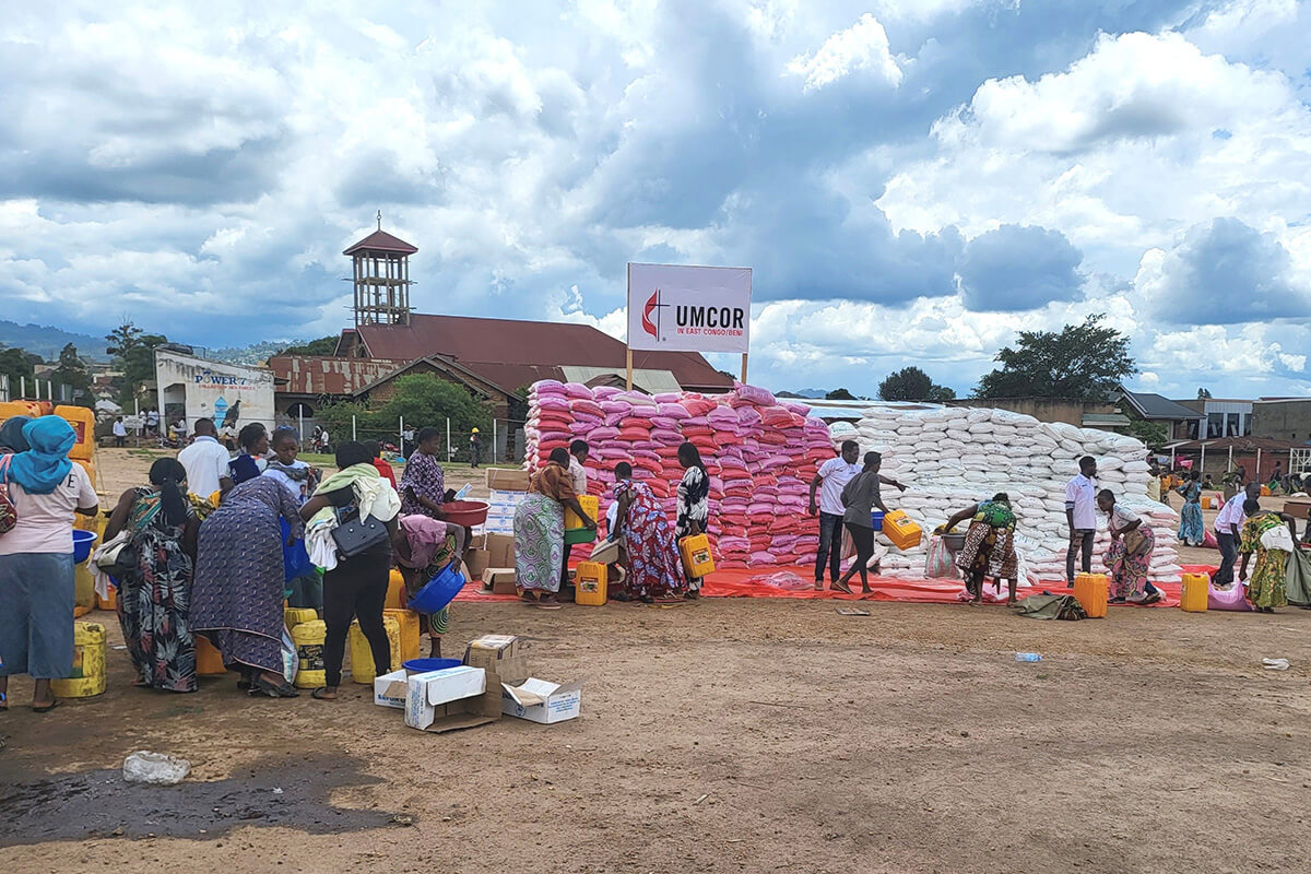 Des femmes reçoivent de la nourriture lors d'une opération de distribution à Beni, au Congo. Grâce à une subvention du United Methodist Committee on Relief (Comité Méthodiste Uni de Secours), plus de 125 tonnes de rations alimentaires, de produits d'hygiène et d'autres fournitures ont été distribuées aux familles qui ont fui leurs maisons en raison des troubles dans le pays. Photo avec l'aimable autorisation du bureau de gestion des catastrophes de la Région Épiscopale du Congo Est.