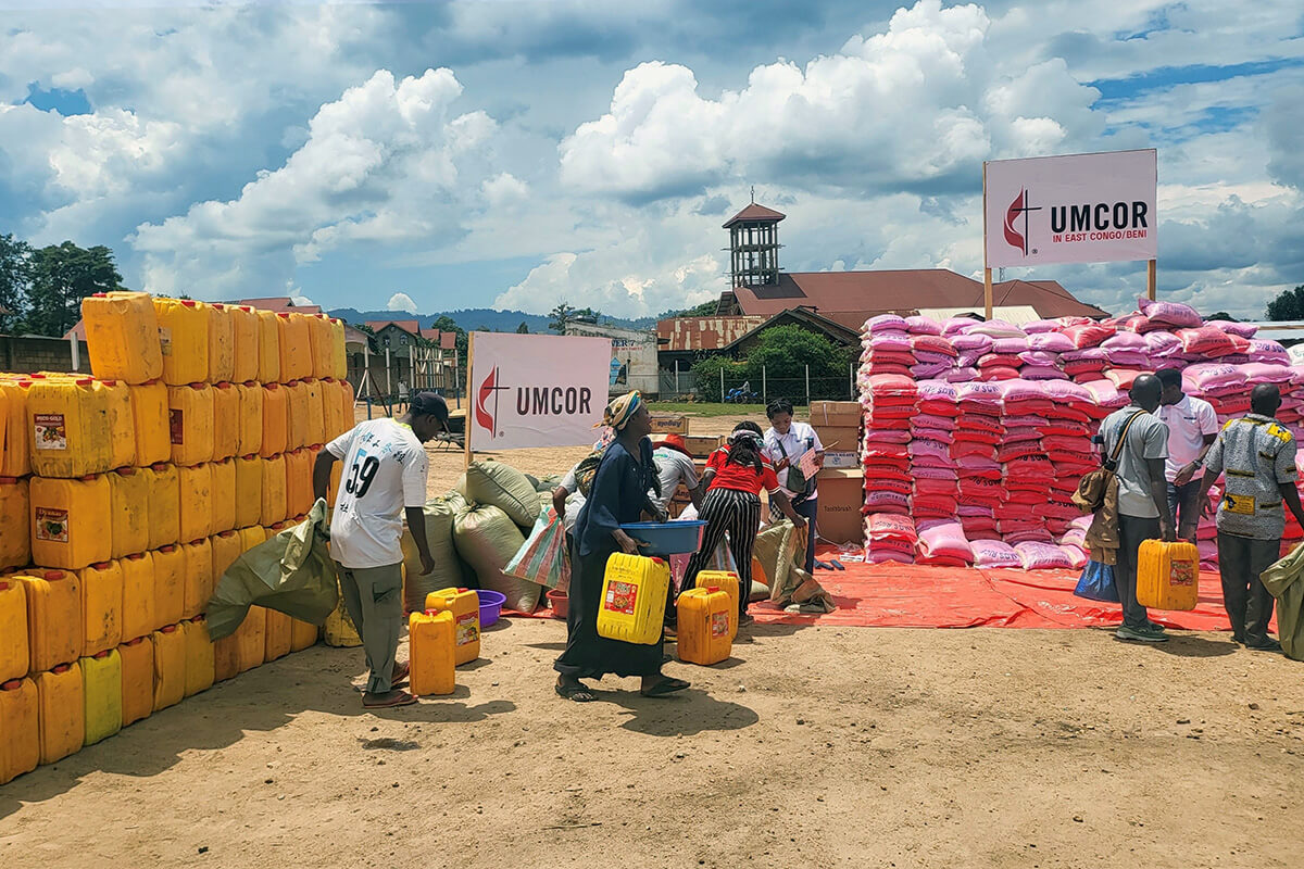 Les bénéficiaires font la queue pendant la distribution de l'aide aux personnes déplacées dans la ville de Beni, au Congo. Une subvention de 150 000 dollars du United Methodist Committee on Relief a permis d'aider 1 750 ménages. Photo avec l'aimable autorisation du bureau de gestion des catastrophes de la Région Épiscopale du Congo Est.