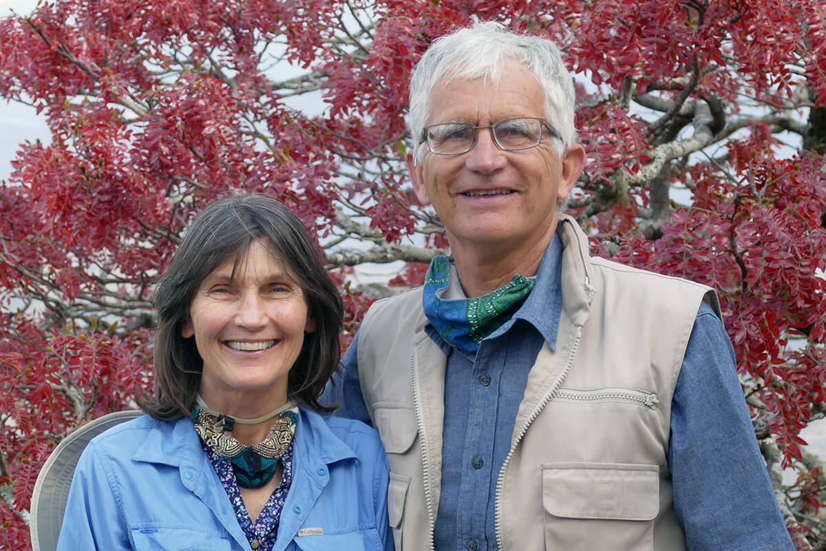 Larry et Jane Kies posent pour une photo à Vumba, l'une des régions pittoresques des environs de Mutare, au Zimbabwe. Derrière eux se trouve un arbre indigène zimbabwéen appelé Musasa. En tant que missionnaires Méthodistes Unis, le couple a contribué au développement de l'agriculture et de l'éducation dans le pays, au sein de la mission Nyadire et de l'université africaine de l'Église. Photo avec l'aimable autorisation de Larry Kies.