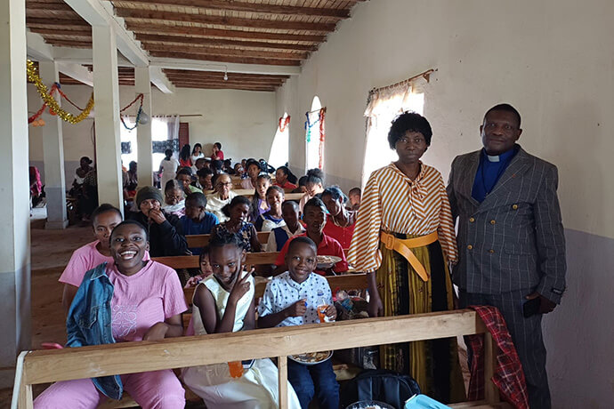 Reverendo Eric Kalumba e sua família compartilham momentos alegres com todos os membros da igreja e da comunidade após o culto na paróquia da IMU de Ambodifasika. Foto de Esdras Rakotoarivony.