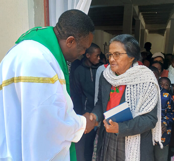 O Rev. Éric Kalumba cumprimenta um membro da igreja após o culto na Igreja Metodista Unida de Ambodifasika em Ambodifasika, Madagascar. Kalumba, um missionário dos Ministérios Globais da Metodista Unida, está responsabilizado de plantar novas igrejas Metodistas Unidas pela ilha. Foto de Esdras Rakotoarivony, Notícias da MU.