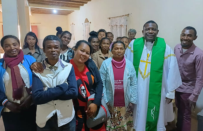 O Rev. Éric Kalumba (segundo da direita) posa com líderes da igreja na Igreja Metodista Unida de Ambodifasika em Ambodifasika, Madagascar. Após chegar no ano passado, Kalumba foi trabalhar, convocando o conselho da igreja para ouvir suas preocupações e desenvolver estratégias para expandir a Igreja Metodista Unida em Madagascar. Foto de Esdras Rakotoarivony, Notícias da MU.