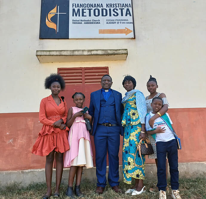 O Rev. Éric Kalumba é fotografado com sua família após seu primeiro culto na Igreja Metodista Unida de Ambodifasika em Ambodifasika, Madagascar. Kalumba é um missionário Metodista Unido do Congo designado para Madagascar. Foto de Esdras Rakotoarivony, Notícias da MU.