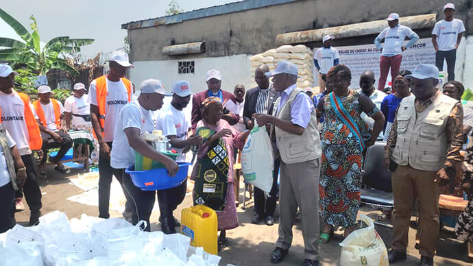 Emile Odimba, coordinateur du bureau de gestion des catastrophes du Comité Méthodiste Uni de Secours au Congo Central, aide à distribuer des fournitures aux survivants des inondations à Kinshasa, au Congo. Plus de 3 500 personnes ont perdu leur maison lors d'inondations massives l'année dernière. Photo par le Révérend Fiston Okito, UM News.