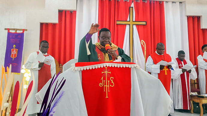 L'Évêque Owan Tshibang Kasap, qui dirige la Région Épiscopale du Sud du Congo, prononce le sermon lors du service inaugural de la nouvelle Église Méthodiste Unie du Mont Morija dans le Golf Plateau III à Lubumbashi, au Congo. Photo avec l'aimable autorisation du district de Jérusalem.