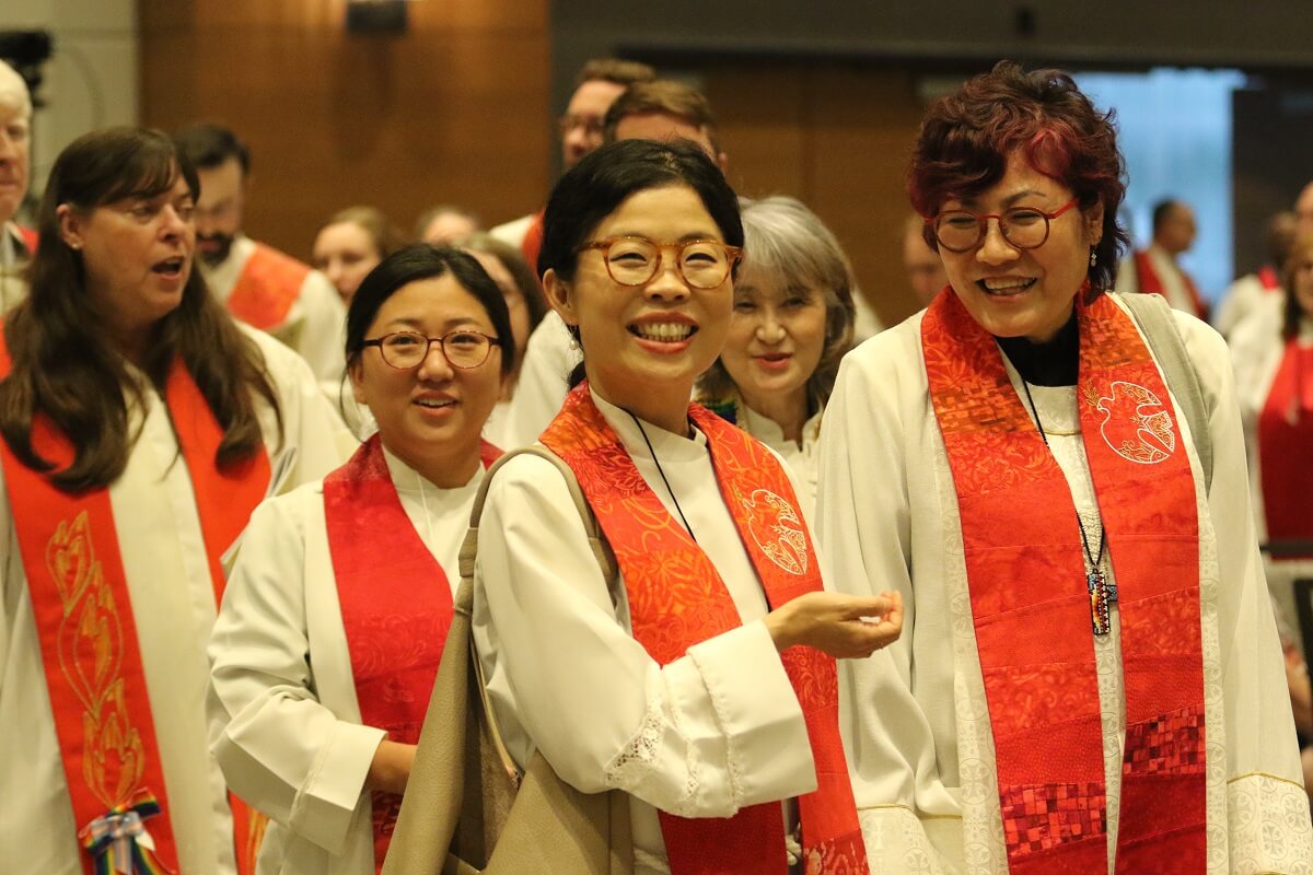 2024년 6월, 시카고 근교 샴버그에서 열린 북일리노이 안수예배에 김소영 목사(맨 오른쪽), 신경혜 목사(오른쪽 뒤), 현혜원 목사, 전주연 목사 등이 입장하고 있다. 연합감리교회 목회자는 은퇴 후에도 여전히 목사 직분을 유지하며, 은퇴는 사역에서만 이루어지므로, 연회와 감독과의 성약 관계는 계속 이어진다. 사진, 김응선(Thomas E. Kim) 목사, 연합감리교뉴스.  