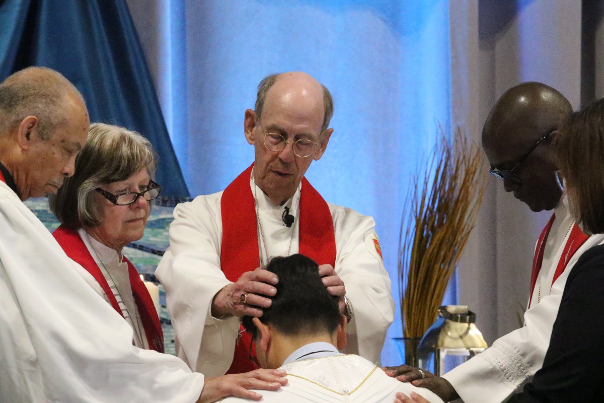 연합감리교회 목사 안수와 타 교단에서 연합감리교회로의 허입을 위한 필수 과목인 <연합감리교회 장정> 한국어 강좌가 7월 26일부터 30일까지 줌으로 진행된다. 사진은 2022년 6월 일리노이주 샴버그에서 열린 북일리노이 연회 안수 예배 중 존 홉킨스(John L. Hopkins) 감독이 홍진호 목사에게 안수한 후 기도하는 모습. 사진, 김응선(Thomas E. Kim) 목사, 연합감리교뉴스.