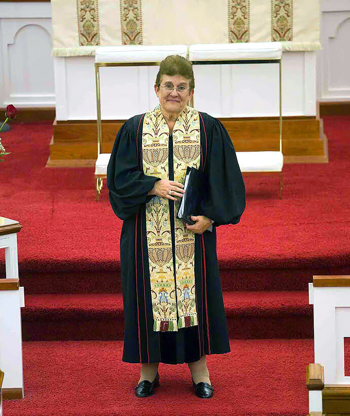 La révérende Carrie Whitehurst Parrish a célébré le mariage de sa fille Margaret le 14 novembre 2009, dans ce qui était alors l'Église Méthodiste Unie de Cokesbury à Stedman (Caroline du Nord). Photo de Jimmy Allen.