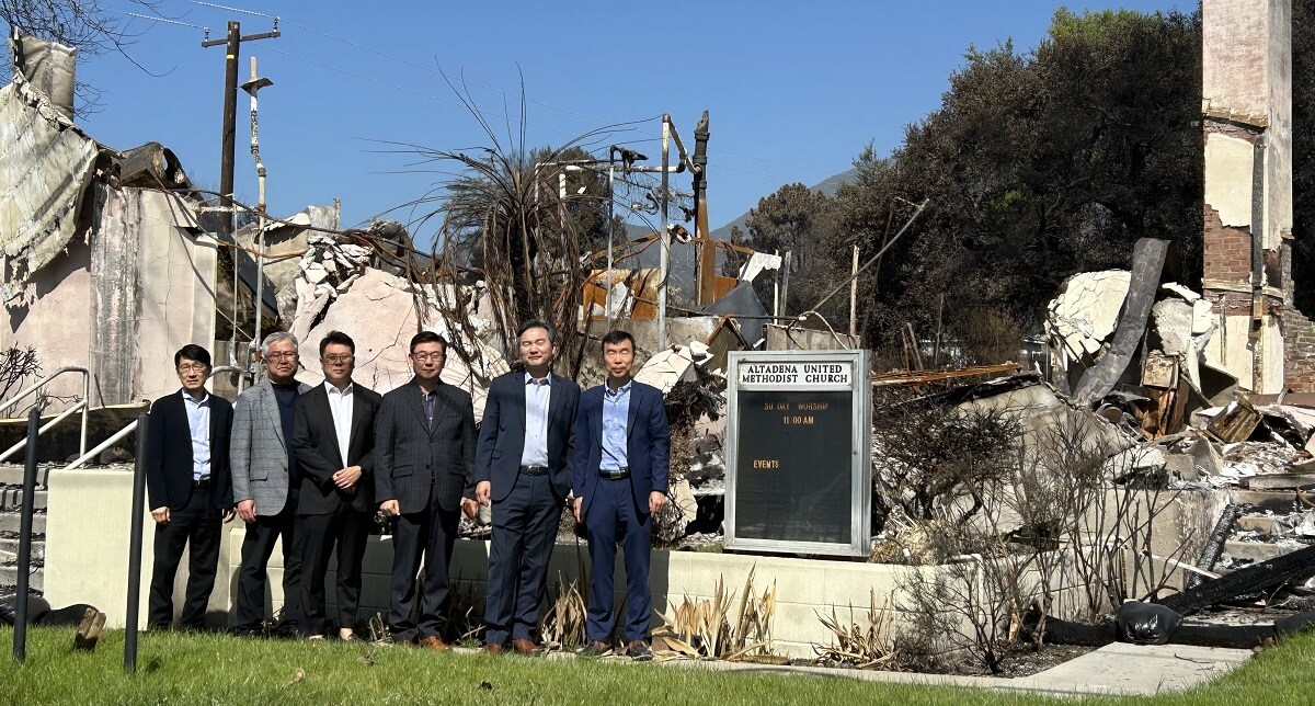 025년 2월 24일, 캘리포니아-퍼시픽 연회 한인연합감리교회연합회 임원들이 2025년 1월 초에 발생한 캘리포니아 남부 산불로 인해 전소된 역사적인 아프리카계 미국인 교회 중 하나인 알타데나 연합감리교회(Altadena UMC)를 방문했다. 사진, 김응선(Thomas E. Kim) 목사, 연합감리교뉴스. 
