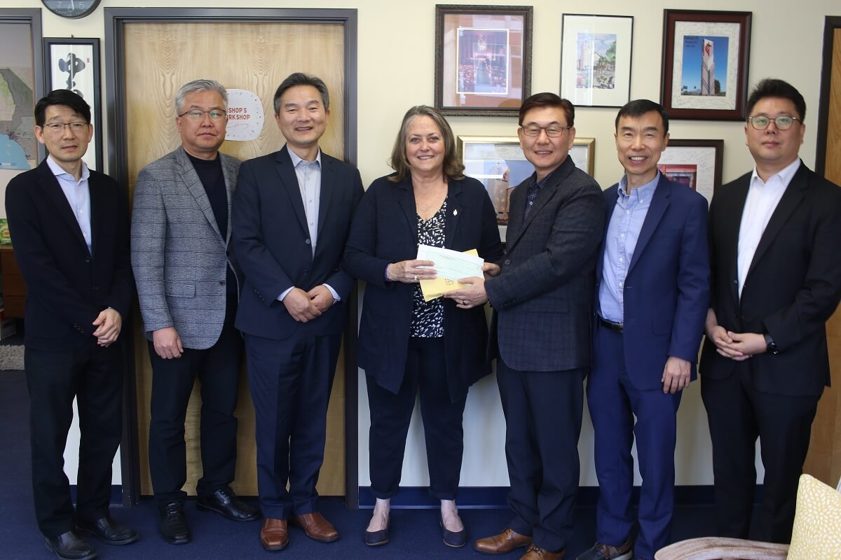 2025년 2월 24일, 캘리포니아-퍼시픽 연회 한인연합감리교회연합회 임원들은 캘리포니아 남부 산불 피해자들을 지원하기 위해, 한인 교회들과 한인 목회자가 섬기는 타인종 교회들로부터 모금된 $17,597의 성금과 $725 상당의 기프트 카드를 도티 에스코베도-프랭크(Dottie Escobedo-Frank) 감독에게 전달했다. 왼쪽부터 정순욱(Christian Jung) 목사, 이승필(Jacob Lee) 목사, 이창민 목사, 도티 에스코베도-프랭크 감독, 이석부(Brian Lee) 목사, 이영성(Sungki Lee) 목사, 전재홍(Jay Jeon) 목사. 사진, 김응선(Thomas E. Kim) 목사, 연합감리교뉴스.