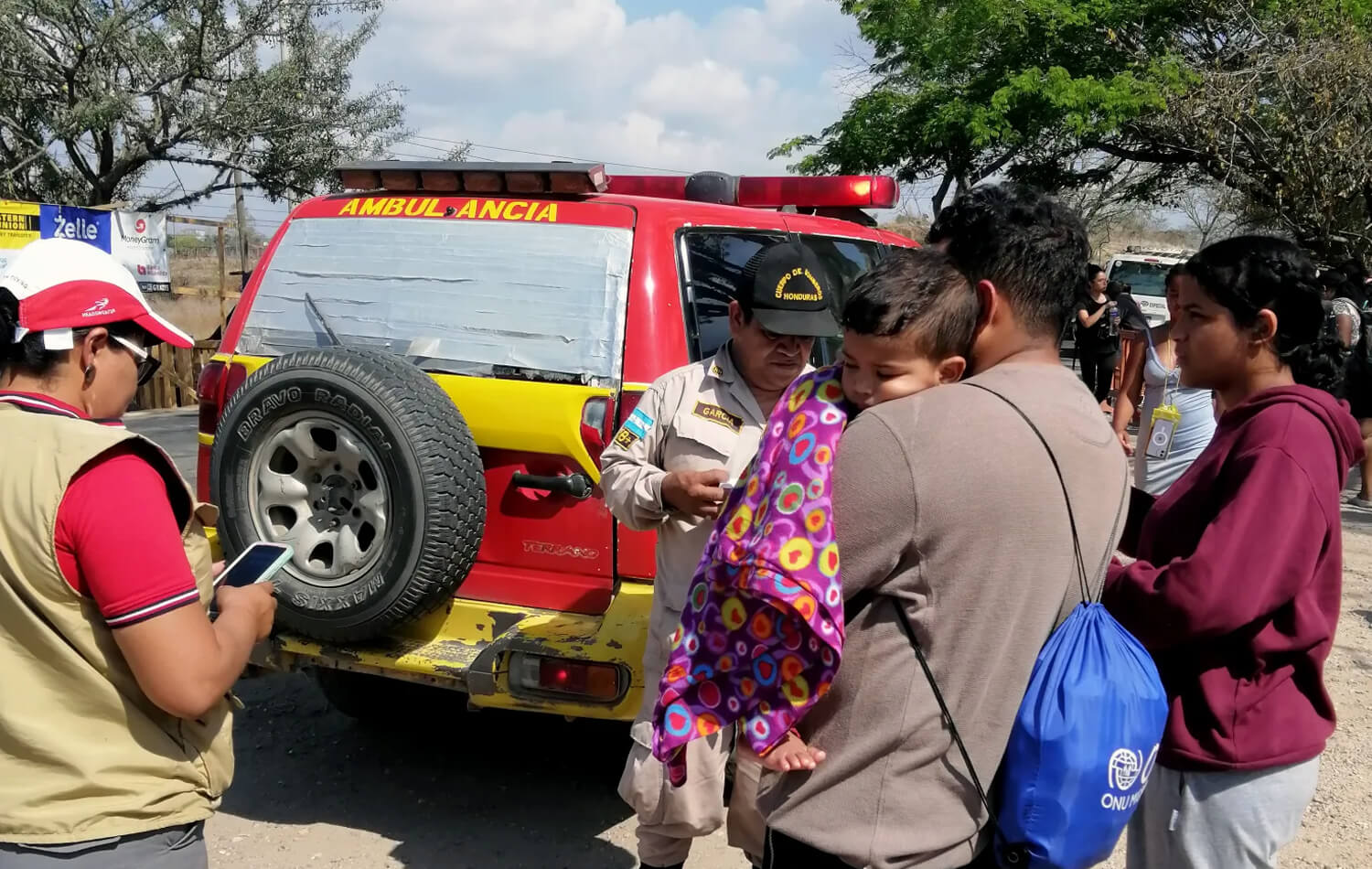 Familias migrantes esperan su turno para ser evaluadas en la clínica MMUH Danlí. Foto cortesía de la Misión Metodista Unida en Honduras.
