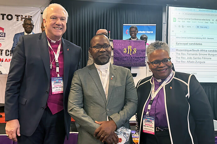 O Rev. João Filimone Sambo (centro) posa para uma foto com os Bispos Thomas Bickerton e LaTrelle Easterling após ser eleito bispo na Conferência Central da África em Joanesburgo. Bickerton e Easterling estão representando o Conselho dos Bispos na Conferência Central. Foto de Priscilla Muzerengwa, Comunicações Metodista Unida.