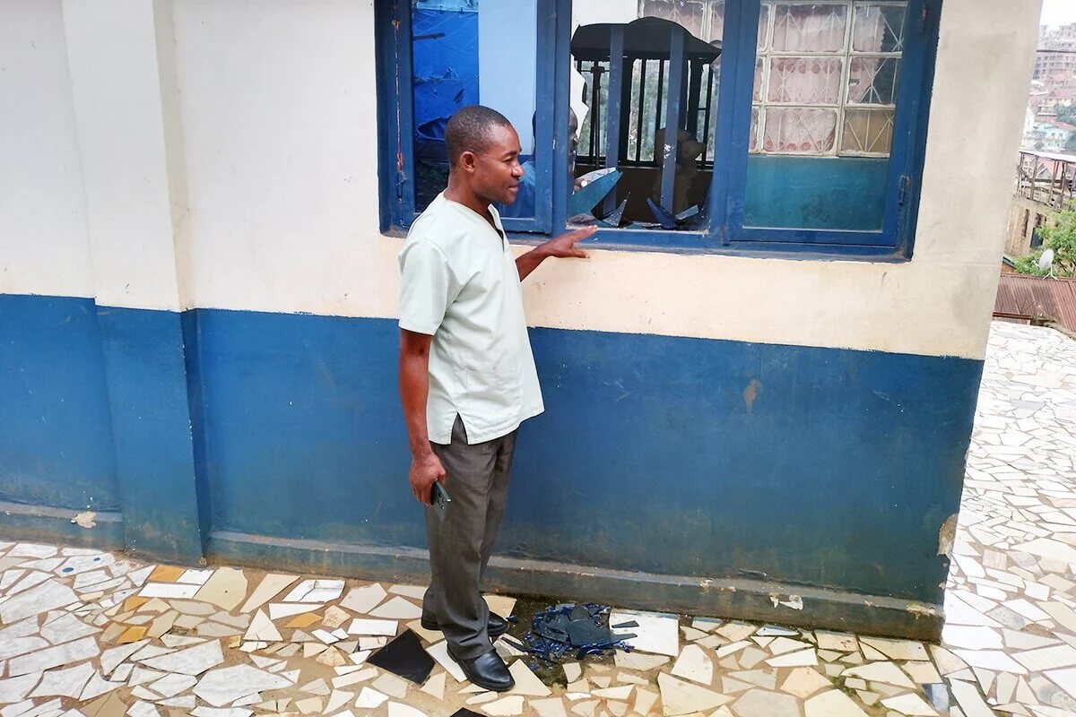 간호사 프랑크 오나멤바가 콩고 부카부에 있는 연합감리교회 이람보 병원에서 깨진 창문을 보여주고 있다. 연합감리교회 소속인 이 병원은 콩코 동부에서 콩고군과 M23 반군 간의 전투 중인 2월 14일부터 16일 사이에 무장한 괴한들에 의해 약탈당했다. 사진, 필립 키투카 롤롱가, 연합감리교뉴스.