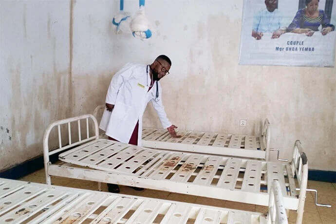 콩고 부카부에 있는 연합감리교회 이람보 병원의 의료 책임자인 지미 카송고(Jimmy Kasongo) 박사가 2월 중순 무장한 남성들로부터 공격받은 병원의 피해 상황을 조사하고 있다. 병원은 창문과 문이 깨지고, 검사 키트, 매트리스, 병원 장비 등이 파괴되는 피해를 당했다. 사진, 필립 키투카 롤롱가, 연합감리교뉴스.