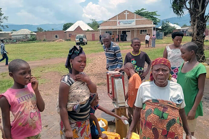 Christine Ntamubano exprime sa gratitude à l'Église Méthodiste Unie du Burundi pour avoir fourni de l'eau potable plus près de chez elle. Environ 5 000 personnes dans la région ont maintenant accès à l'eau potable, grâce à un forage installé par l'église. Photo par Jérôme Ndayisenga, UM News.
