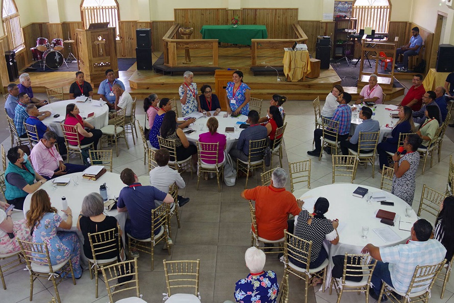 Delegados clérigos/as y laicos/as de las diferentes iglesias locales de todo el país, escuchan los informes de los distritos y ministerios de la Misión Metodista unida de Honduras.