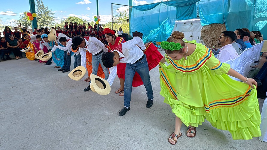 Estudiantes y profesores/as dieron la bienvenida al Obispo Sáenz con un programa especial, donde representaciones teatrales de relatos bíblicos y danzas folclóricas de la cultura hondureñ fueron los protagonistas.