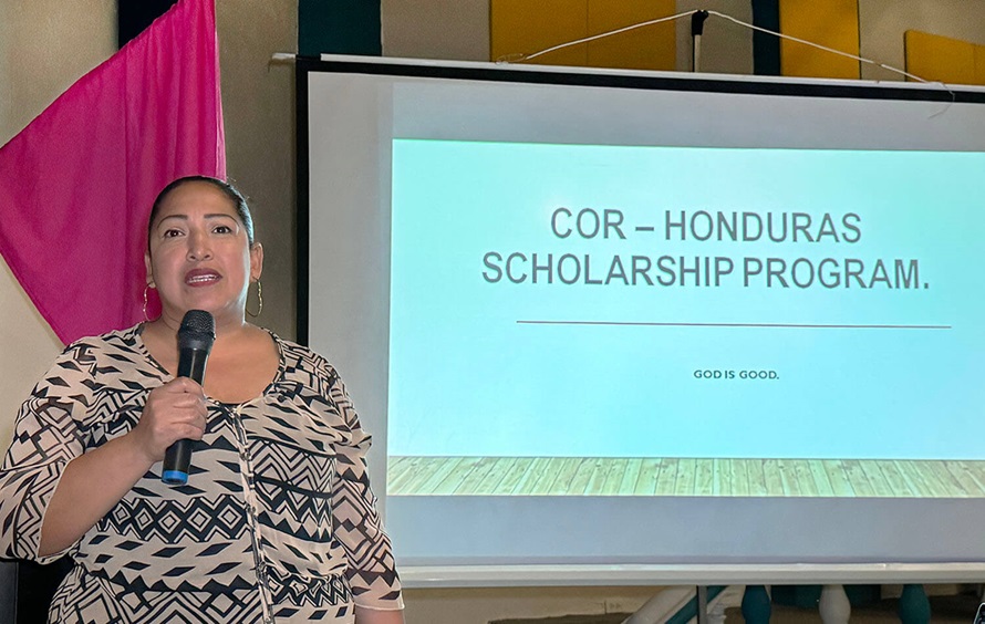 La profesora Amanda Martínez, coordinadora del programa de becas, compartió información sobre los logros del Centro Educativo Metodista Juan Wesley a lo largo de su historia y la importancia que tiene el apoyo que reciben a través de las becas.