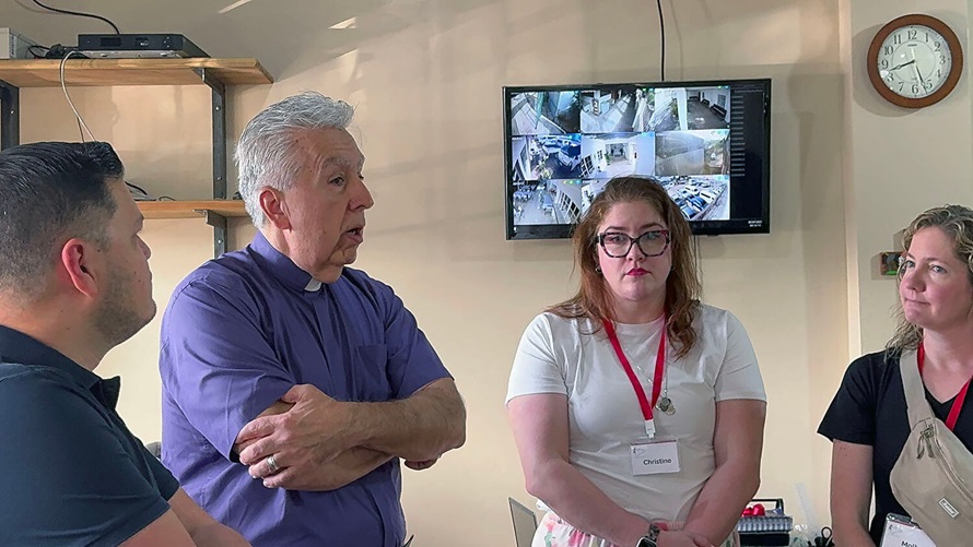 El Obispo Sáenz reunido con parte de la delegación que lo acompañó en esta primera visita a la Misión Metodista Unida de Honduras.
