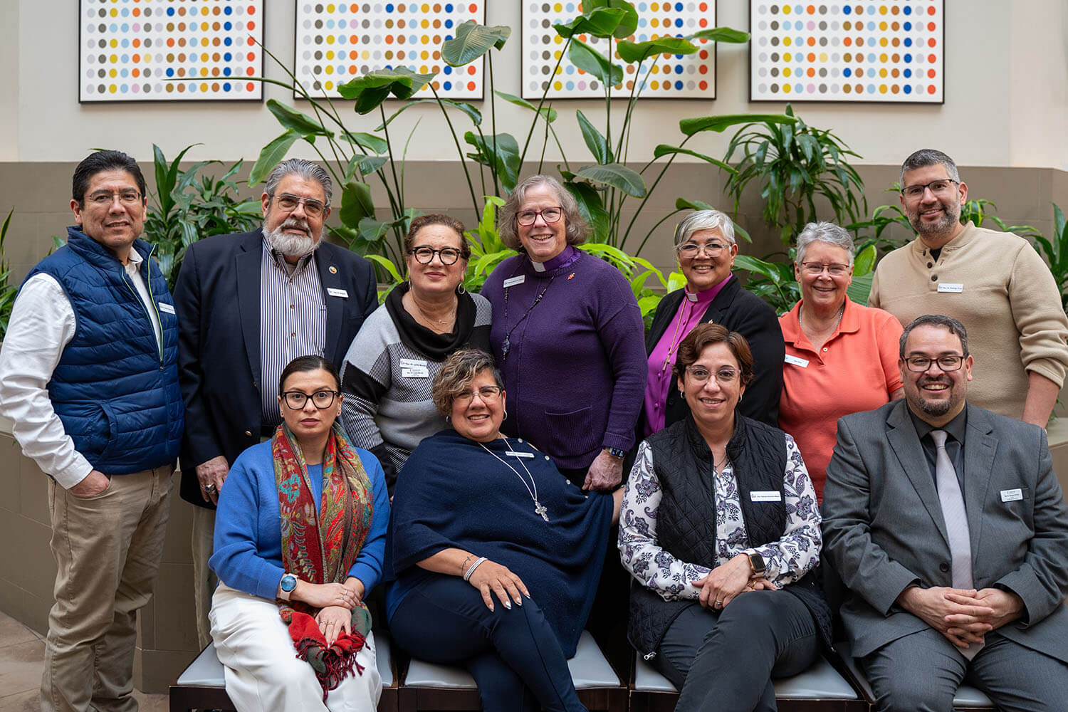 "Alguns dos membros do Comitê Executivo do Plano para o Ministério Hispano-Latino da Igreja Metodista Unida. Da esquerda para a direita (em pé): Rev. René Pérez, Raúl Alegría, Rev. Dra. Lydia Muñoz, Bispa Sandy Olewine, Bispa Lizzette Gabriel Montalvo e Jen Ihlo, Rev. Dr. Rodrigo Cruz. Sentados: Dra. Emma A. Escobar, Rev. Ella Luna Garza, Rev. Fabiola Grandon-Mayer e Rev. Giovanni Arroyo. Foto cortesia do Plano para o Ministério Hispano-Latino (PMHL)."