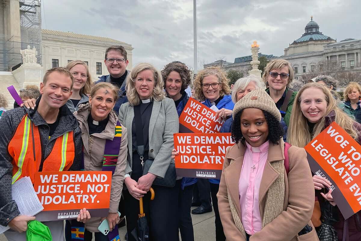 3월 5일 재의수요일, 레이철 콘웰 목사(중앙, 안경 착용)와 도나 클레이콤 소콜 목사(좌측, 성직자 칼라 착용) 등 워싱턴 D.C. 지역 목사들이 국회의사당 앞에서 기도하며 시위를 벌였다. 이들은 신앙 지도자들에게 불의에 맞서 기도하고, 도덕적 저항에 함께해달라고 촉구했다. 또한 워싱턴 D.C.를 비롯한 여러 지역의 연합감리교회들은 트럼프 행정부의 감원 및 해고로 어려움을 겪고 있는 연방공무원과 계약직 직원 등에게 도움의 손길을 전하고 있다. 사진 제공, 레이철 콘웰 목사, 덤바튼 연합감리교회.