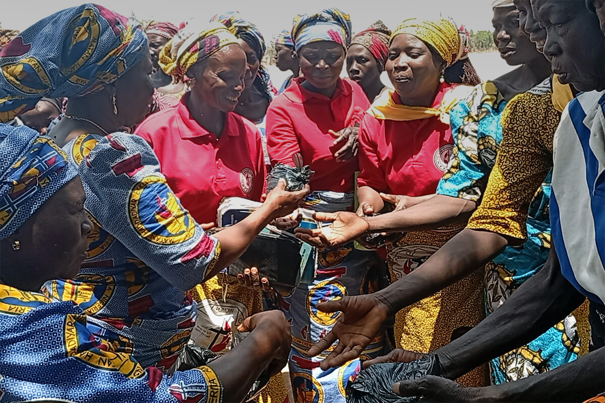 Alice Samuel (deuxième à partir de la gauche), Coordinatrice des Femmes de la Conférence du Nord du Nigeria, distribue de la nourriture lors d'une action de proximité dans le village de Yapilo, dans le District de Chonge de la partie du Gouvernement Local de Shongom, dans l'État de Gombe, le 29 mars. En plus de fournir des secours et des services médicaux gratuits, les Femmes ont prêché l'Évangile et animé des séances de prière dans la communauté. Photo par Ibrahim Babangida, UM News. 
