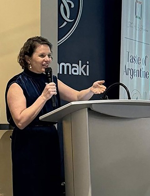 La Revda. Carter Ellis, directora ejecutiva de El Centro Argentina, habla en un banquete de recaudación de fondos celebrado en febrero. Foto cortesía de la Revda. Lora Andrews.