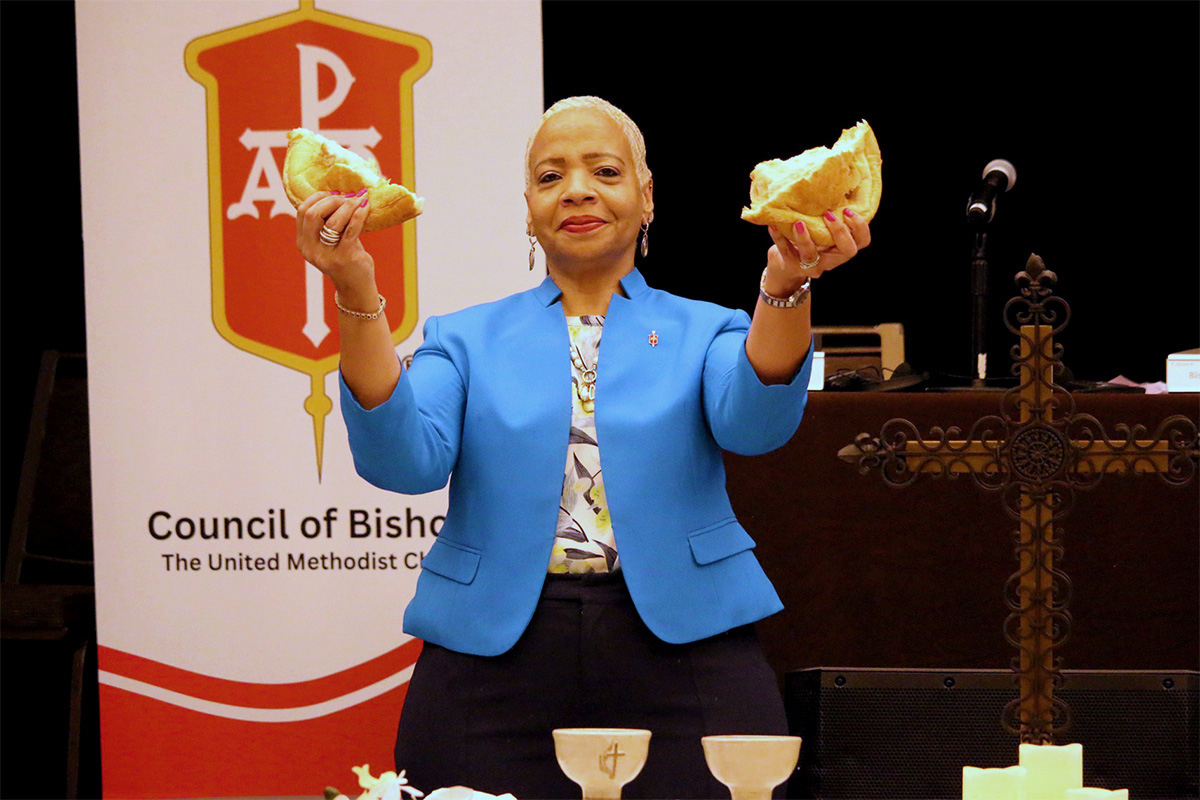 Tracy S. Malone, presidente del Concilio de Obispos/as, quien también preside la Conferencia Anual de Indiana, oficia la Santa Comunión en el culto de clausura de la reunión del Concilio de Obispos/as celebrada del 27 de abril al 2 de mayo en Chicago. Durante la reunión, los/as obispos/as presentaron una nueva declaración de visión para ayudar a la denominación a vivir. Foto de Rick Wolcott, Concilio de Obispos/as.