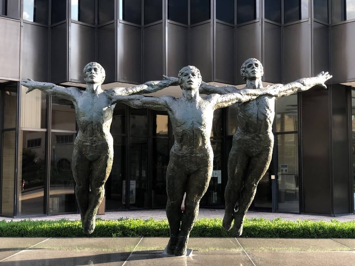 뉴욕의 후러싱 제일 연합감리교회는 개체 교회 사역에 새로운 영감과 활력을 불어넣고 도약할 수 있도록 돕는 ‘마중물’인 <희년사역기금> 10만 불을 마련하고 신청을 받고 있다. 사진은 웨스트버지니아주 찰스톤 시청 앞에 설치된 지밀루 메이슨의 작품 도약(Cabriole). 사진, 김응선 목사, 연합감리교뉴스.