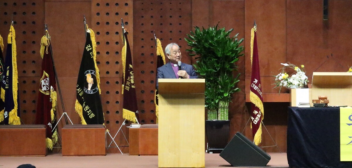 2025년 4월 24일, 서울 꽃재교회에서 열린 서울 연회 본회의에서 정희수 감독이 윌리엄 스크린턴 선교사에 대해 주제 발표를 하고 있다. 사진, 김응선 목사, 연합감리교뉴스.