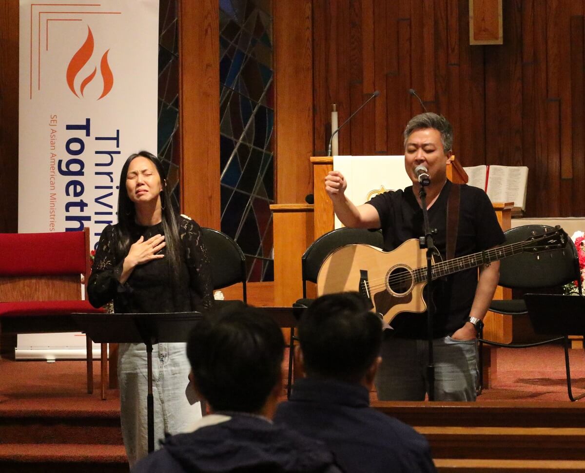 지난 5월 13일부터 15일까지 와싱톤한인교회에서 열린 제1회 동남부 지역총회 아시아계 미국인 목회자 모임에서 다니엘 박 목사와 이사야 박 목사가 찬양과 기도를 인도하고 있다. 사진, 김응선 목사, 연합감리교뉴스.