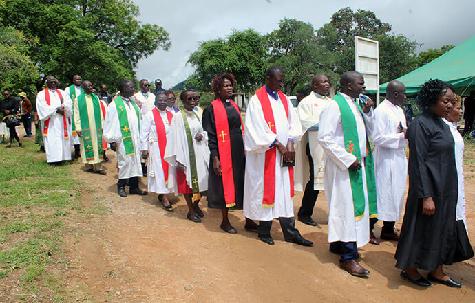 Des membres du clergé assistent à l'inauguration du dispensaire rural de Chindenga à Mutoko, au Zimbabwe, le 22 février. Il s'agit du sixième dispensaire de l'hôpital de la mission méthodiste unie de Nyadire, qui a été revitalisé par les méthodistes unis au cours de la dernière décennie. Photo par Kudzai Chingwe, UM News.