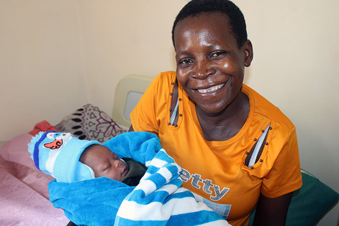 Sarah Mushamba tient son bébé, Clarence Rinomhota, le 21 février à la clinique nouvellement rénovée de Chindenga. Photo par Kudzai Chingwe, UM News.