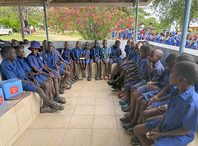 Des écoliers de l'école primaire Méthodiste Unie de Chikwizo attendent leur tour pour se faire vacciner contre la polio au dispensaire rural de Chikwizo en février. La polio est une maladie mortelle qui touche les enfants de moins de 10 ans. Selon l'Organisation mondiale de la santé, le Zimbabwe fait partie de l'initiative mondiale d'éradication de la polio et a maintenu une couverture vaccinale élevée avec plus de 90 % des enfants vaccinés. Photo par Eveline Chikwanah, UM News.