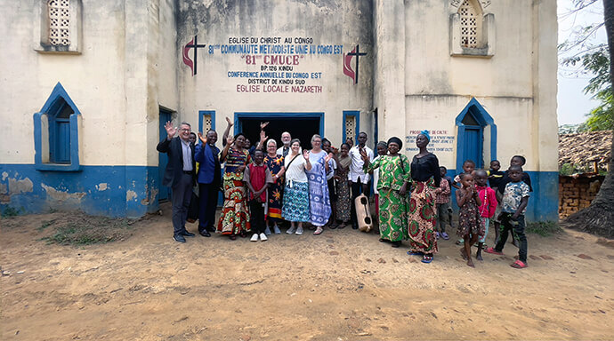 Members of a United Methodist delegation from the United States pose with lay leaders and clergy from eastern Congo in front of the local United Methodist Church of Nazareth in Kindu. During their stay in eastern Congo, the delegation visited local churches in the North and South districts and participated in prayer sessions and discussions about evangelism. Photo by Chadrack Tambwe Londe, UM News.