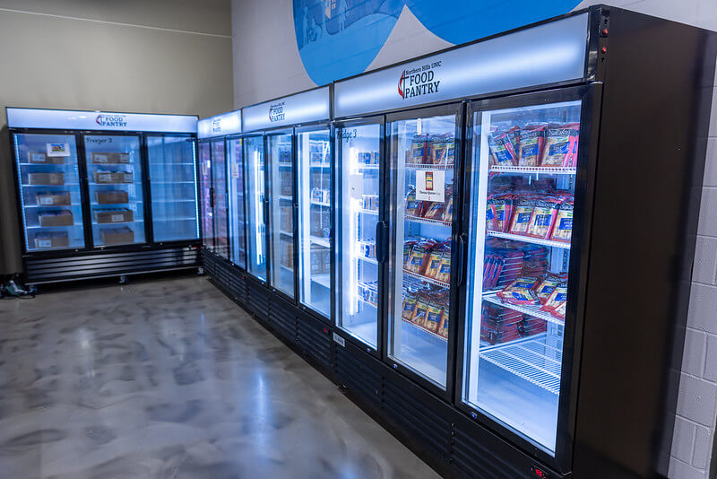 Estantes de refrigeración del banco de alimentos del Centro de Ministerios de la Iglesia Metodista Unida Northern Hills en San Antonio, Tejas. Foto cortesía de la IMU Northern Hills.