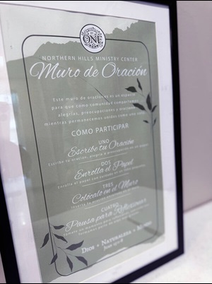 Inspirado en el "Muro de los Lamentos" en Jerusalén, el Centro de Ministerios de la IMU Northern Hills le ofrece un Muro de Oración a las personas que están en necesidad, en el cual escriben su petición y la colocan en una malla metálica y la iglesia las colecta y ora por esos motivos. Foto Rev. Gustavo Vasquez, Noticias MU.