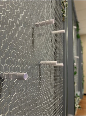 Las peticiones de oración son colocadas en el Muro de Oración del Centro de Ministerios de la IMU Northern Hills. Foto Rev. Gustavo Vasquez, Noticias MU.