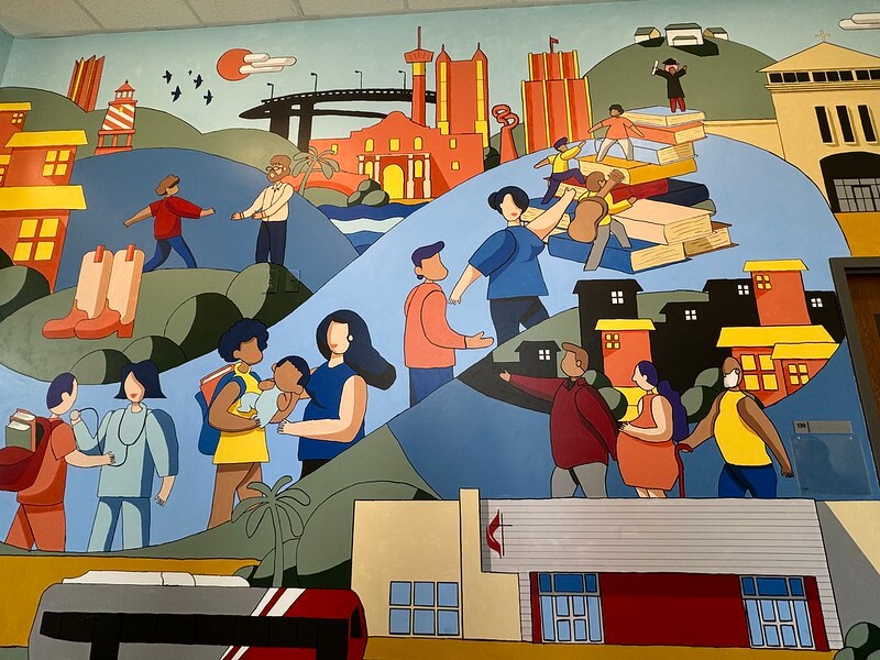 Los murales siempre han sido un recurso de informacion y educacion comunitaria; en esta pintura se muestra la misión y la visión del Centro de Ministerios de la IMU Northern Hills de servir a las familias necesitadas de las zonas vecinas en la ciudad de San Antonio, Tejas. Foto Rev. Gustavo Vasquez, Noticias MU.