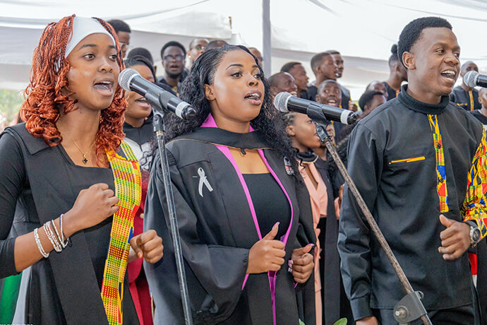 Membros do coral da Universidade de África se apresentam durante a cerimônia de formatura a 7 de junho em Mutare, Zimbabwe. As mulheres representam 59% da turma de formandos de 2025. Foto cortesia do Escritório de Relações Públicas da Universidade de África.