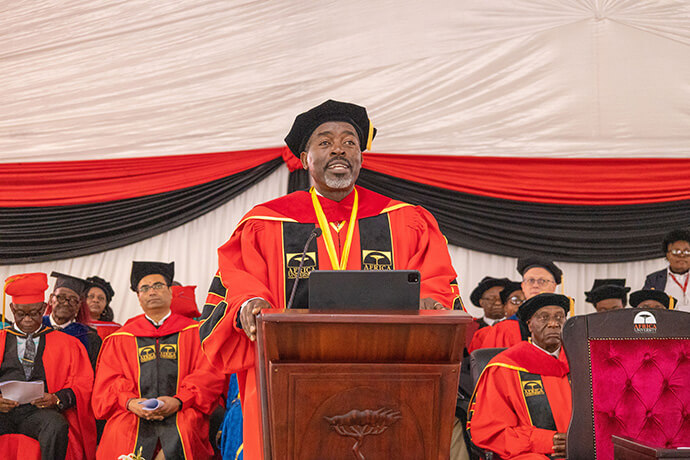 O vice-reitor Peter M. Mageto discursa na 31ª cerimônia de formatura da Universidade de Africa, a 7 de junho. Ele afirma que a instituição Metodista Unida está reinventando a forma como as universidades atendem suas comunidades e se concentrando em pesquisa, inovação e empreendedorismo. Foto cortesia do Escritório de Relações Públicas da Universidade de Africa.